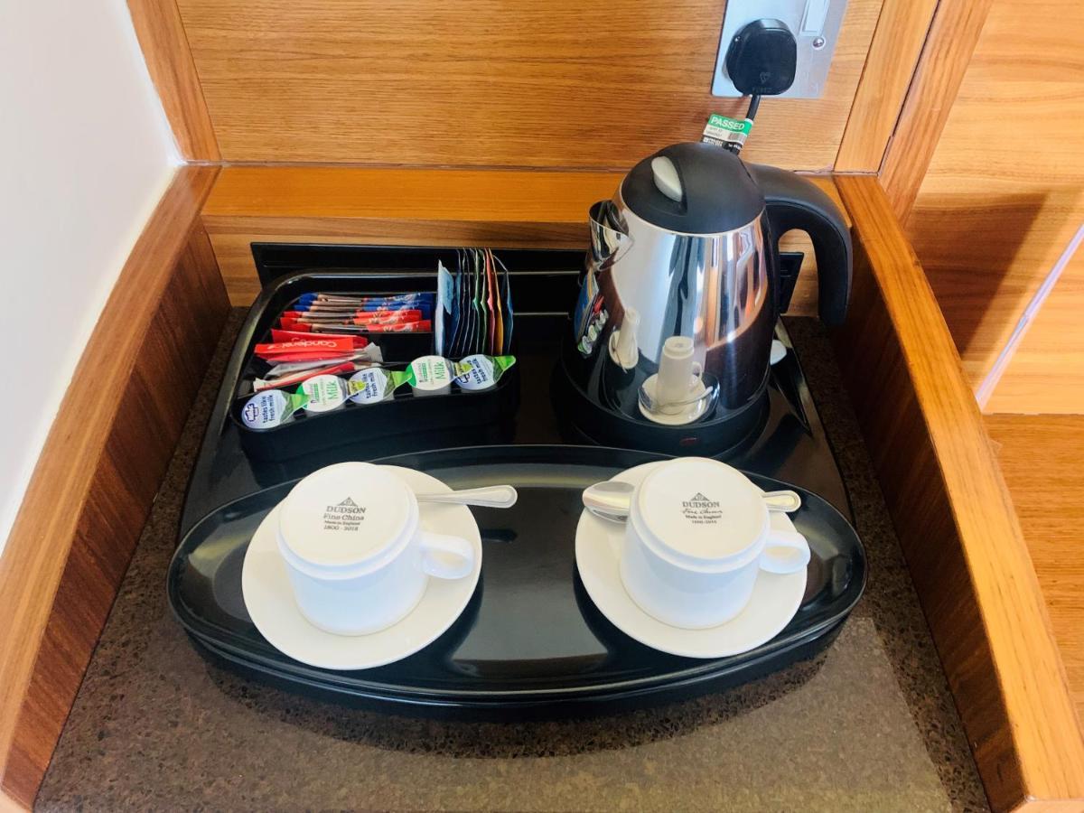 Blakemore Hyde Park Londra Esterno foto Tea tray in a hotel room