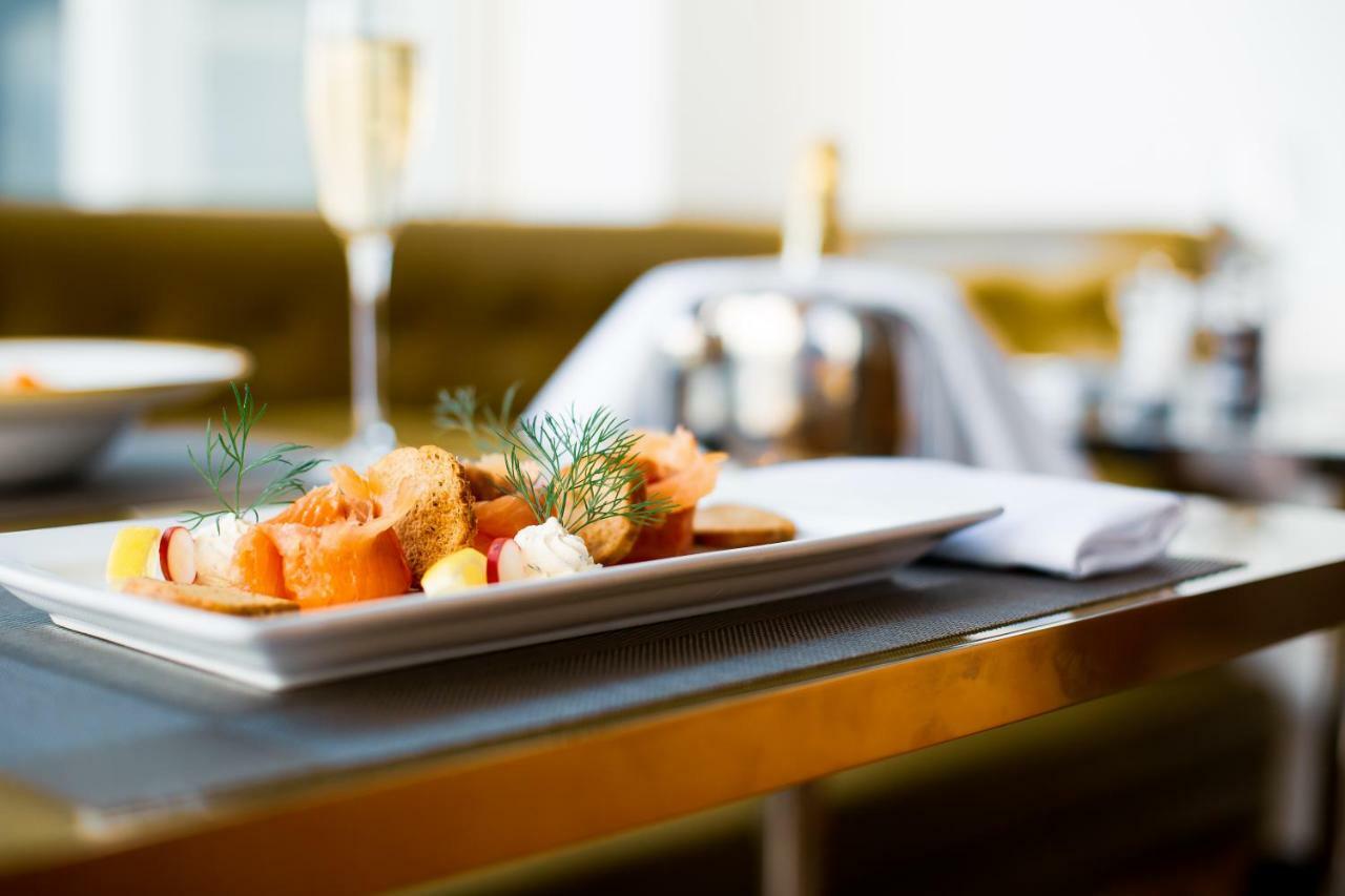 Blakemore Hyde Park Londra Esterno foto Smoked salmon with sour cream, cucumber, onion, and crackers