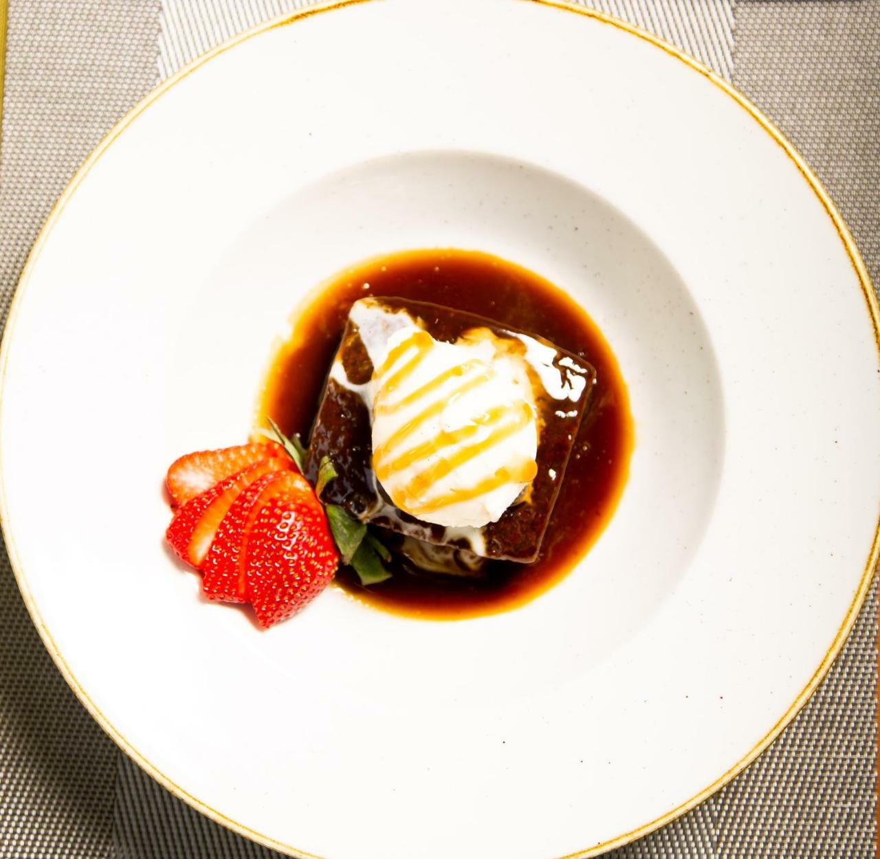 Blakemore Hyde Park Londra Esterno foto "A plate of chocolate pudding with ice cream and strawberries"