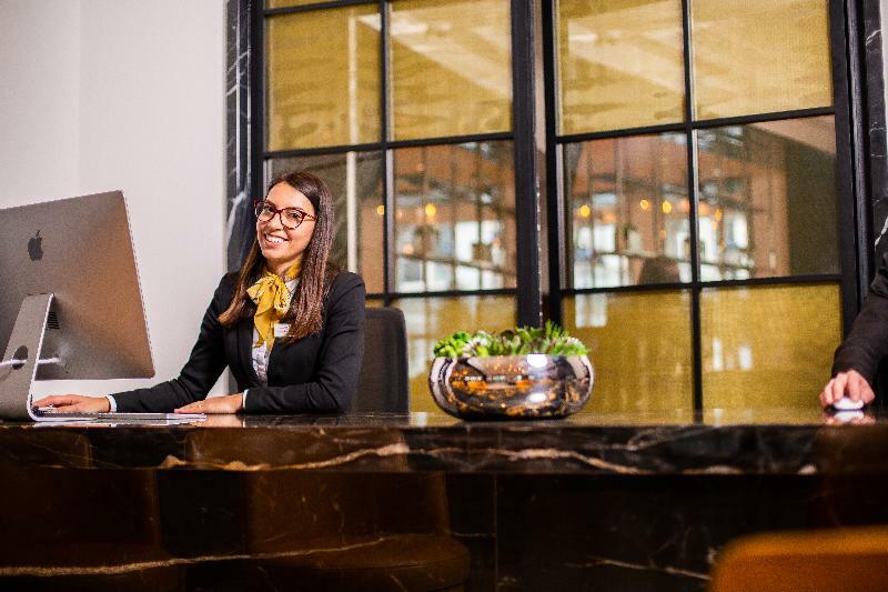 Blakemore Hyde Park Londra Esterno foto Receptionist at a luxury hotel