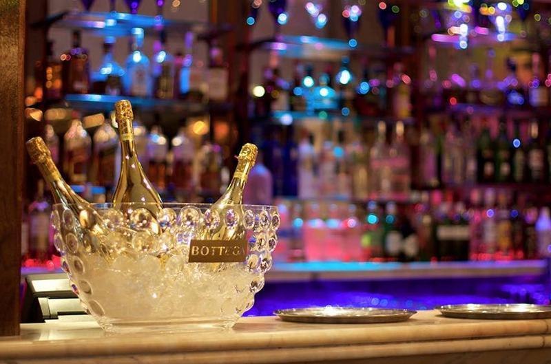 Blakemore Hyde Park Londra Esterno foto Bottle of Champagne